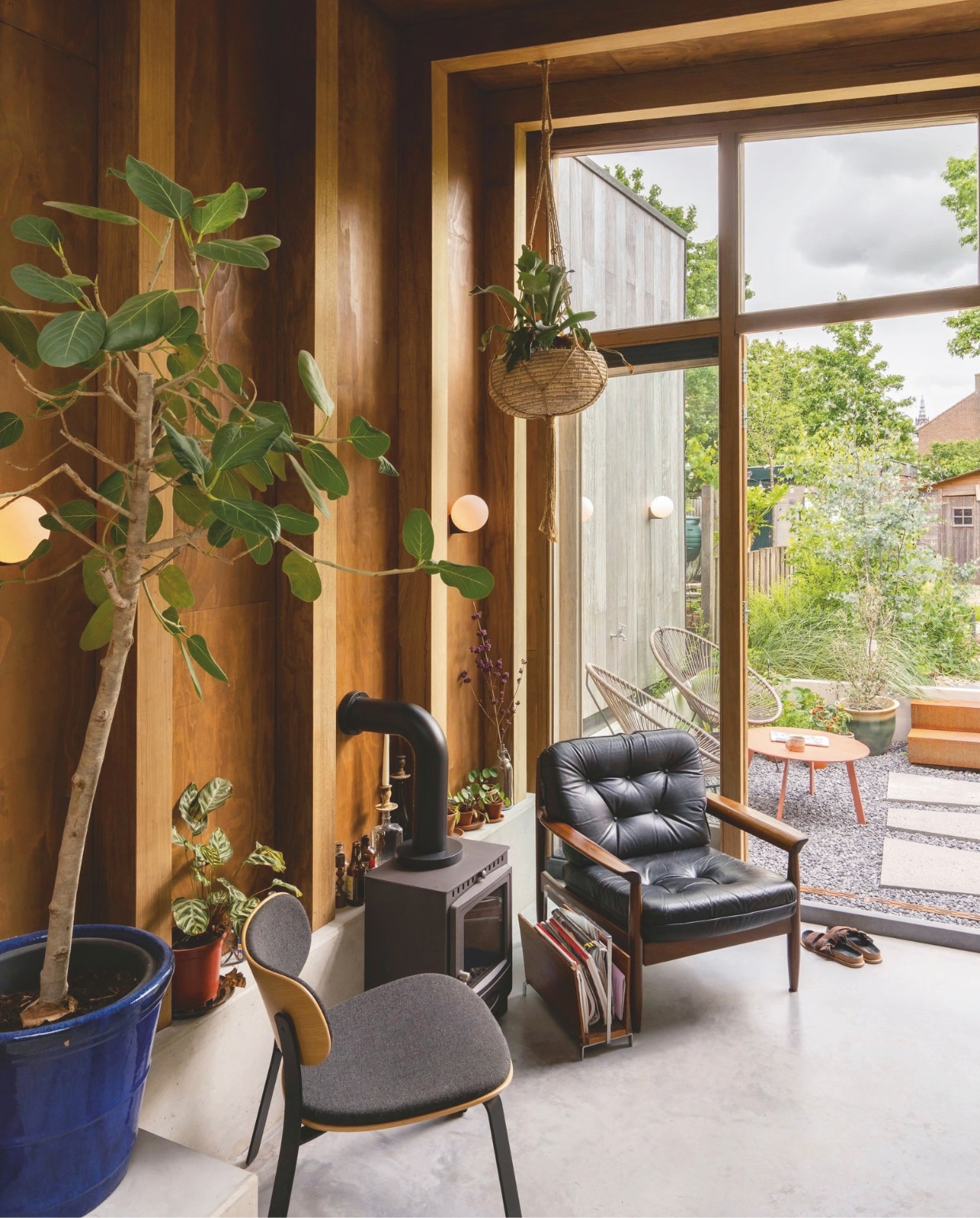 Loungestoel van True Design via Marktplaats. Grijze stoel True Design. Bio ethanolhaard Hamlet Solution. Lectuurmand kringloop. Alle porseleinen fittingen Oudebouwmaterialen Eemnes. vtwonen 09-2026 | fotografie Lotte van Uittert