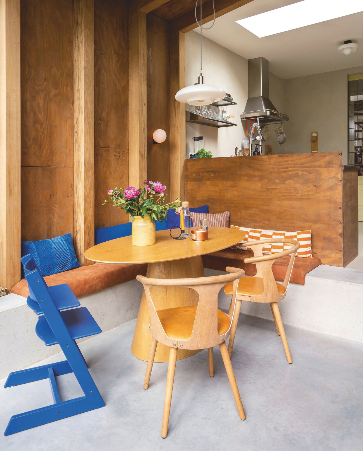 Eetbank zelfgemaakt van onderlegger van mdf en koudschuim bespannen met tweedehands leer. Kinderstoel Stokke. Wandlamp Nostalux. Eettafelstoelen van &Tradition via Marktplaats. Eettafel Marktplaats. Lamp boven eettafel Ikea. vtwonen 09-2026 | fotografie Lotte van Uittert