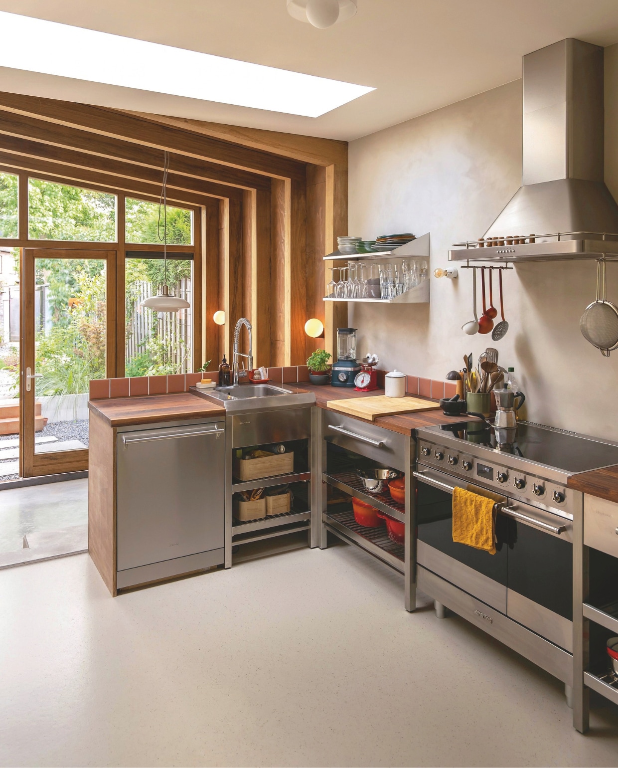 Keuken gemaakt van oude horecakeukens via Marktplaats, ook te koop via horecadump. Op de muren marble paint, kleur Via Aurelia van St. Leo. Planken Xxl Horeca. Weegschaal kringloop. vtwonen 09-2026 | fotografie Lotte van Uittert