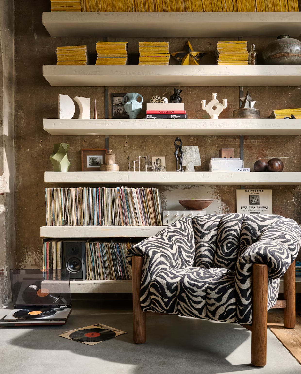 Loods 5 fauteuil James Zebra, stof en hout, 101x79x98 cm (bxdxh) € 995,- (loods5.nl). Urban Nature Culture fotolijst Caja, hout en glas, naturel € 31,99, decoratief object Runda Sand, marmerlook, zandkleur, 20,5x7,5x22 cm (bxdxh) € 99,- (shop.vtwonen.nl). Stoff Nagel kandelaars, chroom, per stuk € 45,- (bestwelhip.nl). HKliving vaas New Classics, blauw € 39,95, ornament Forge,metaal € 49,95, (hkliving.com).Ferm Living vaas geometrisch, keramiek, legergroen € 80,-, geurkaars met deksel, steen, crème € 35,- (fermliving.com). Zara Home grote ronde doos, hout, bruin € 39,99, rond houten kistje, bruin € 22,99, schuine vaas, aardewerk, zwart € 29,99 (zarahome.com). 101 Copenhagen vaas Sphere Square Shisen, wit € 79,- (101cph.com). Karwei kandelaar, beige € 17,99 (karwei.nl). Overig privébezit.