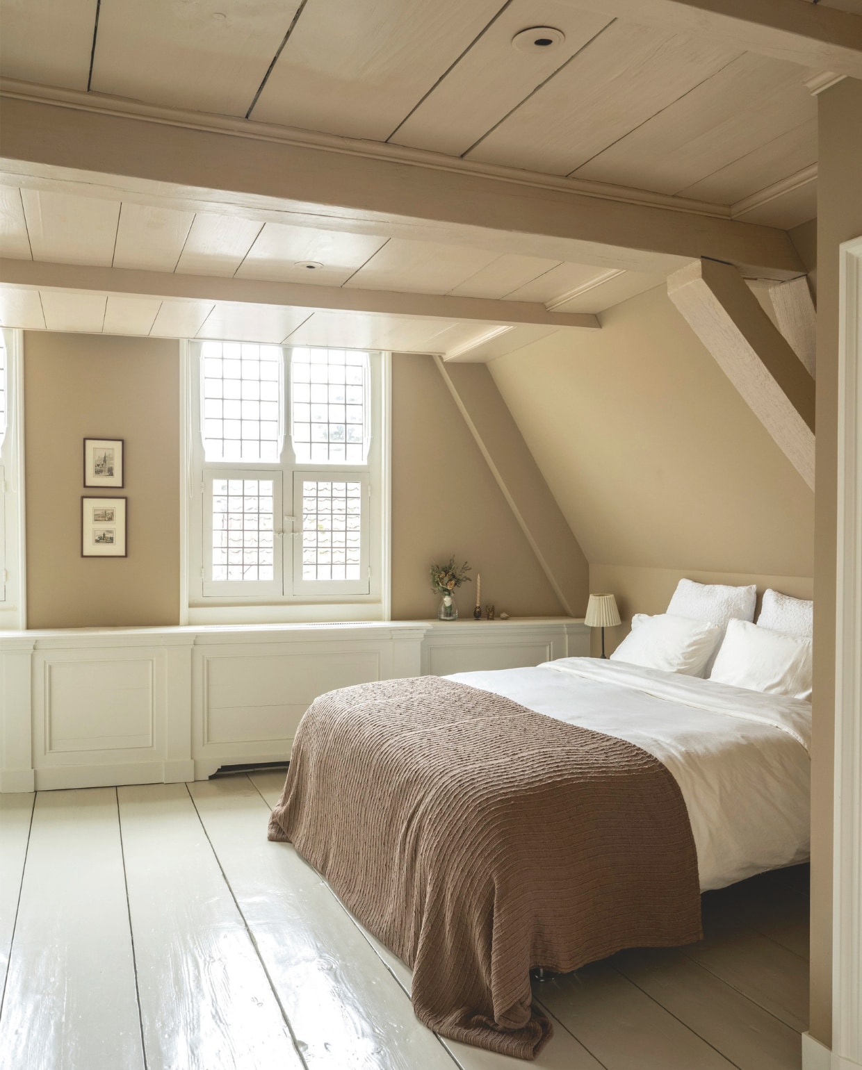 Beddengoed Zara Home. Sprei Westwing. Bruidsboeket Bloematelier Roos. Kandelaar dennenappel Twin Arts Lifestyle. Lamp Ikea. Boeddha gekregen. Muurkleur Oxford Stone en vloerkleur Cornforth White van Farrow & Ball. vtwonen Landelijk 04-2026 | styling Marianne Luning | fotografie Stan Koolen