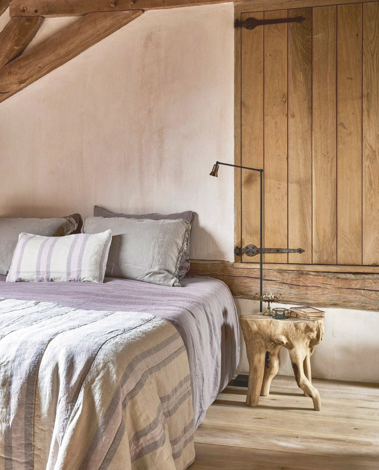 Casa Comodo dekbedovertrek Stripe Blossom, linnen, roomwit en lila, vanaf 220x140 cm (lxb) € 199,95, dekbedovertrek Vintage Rose, linnen, lila, 220x140 cm (lxb) vanaf € 199,95 (casacomodo.nl). vtwonen Landelijk 02-2026 | Styling Marieke de Nooy en Cathelijne Vaarkamp | Fotografie Peggy Janssen