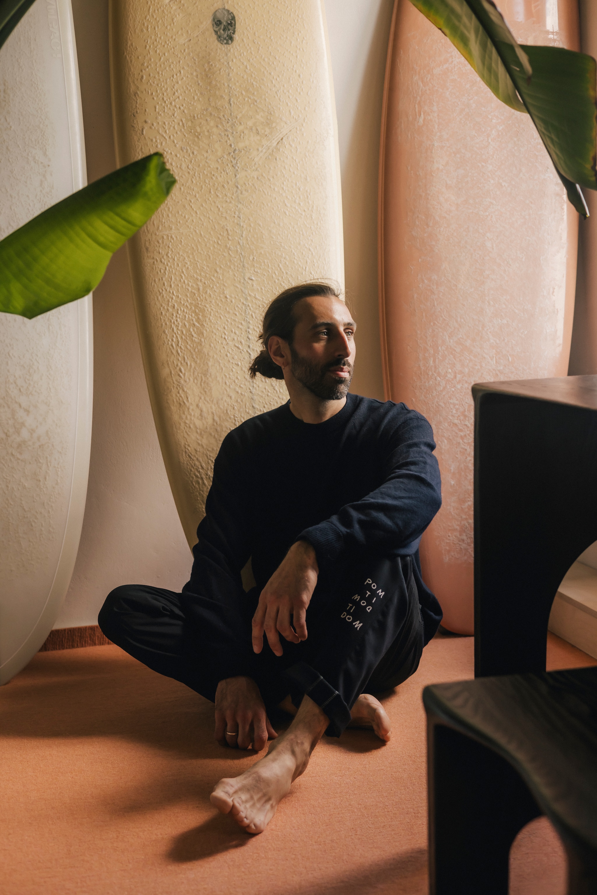 Tapijt van Tretford. Bureau en bankje Kuro van Lukas Cober.