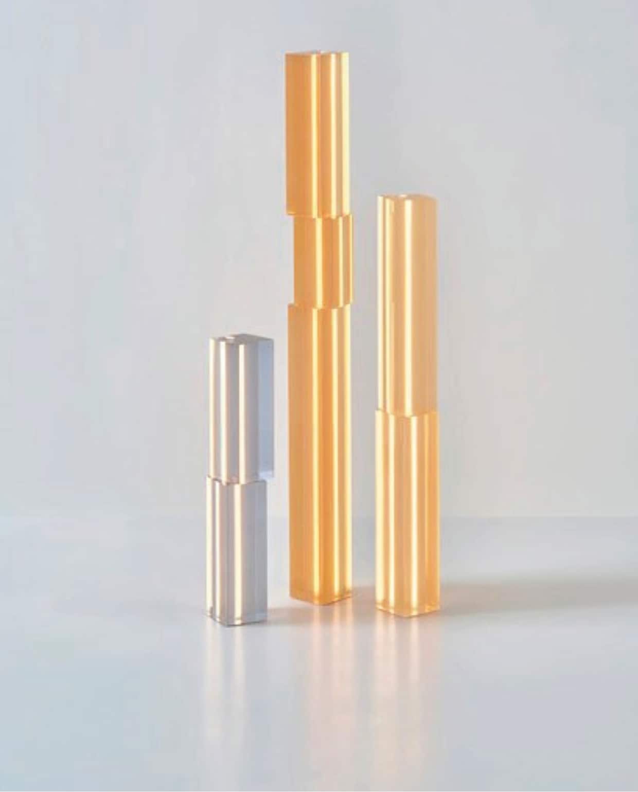 Pivot Lights, vloerlampen van gepolijst hars (2023). vtwonen Design 08-2026 | fotografie Pim Top, Mathijs Labadie