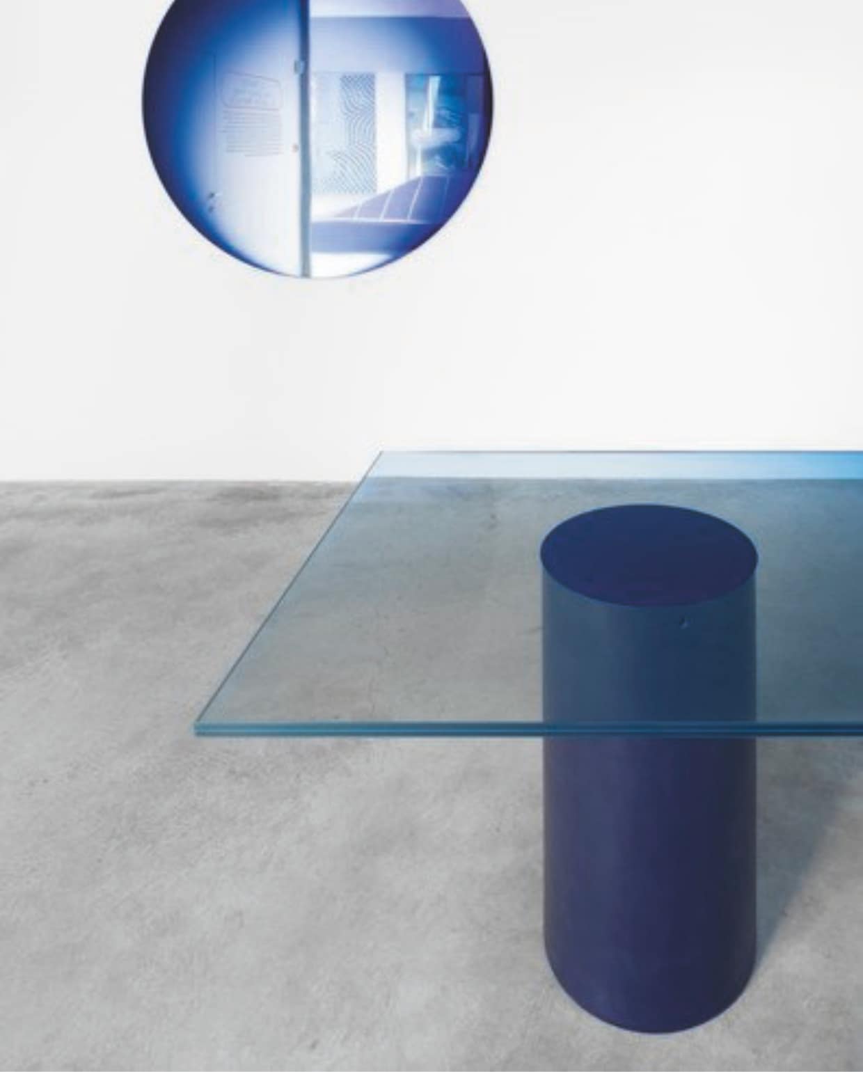 Fade Mirror en glazen tafel met poten van hars uit eigen studiocollectie (2023). vtwonen Design 08-2026 | fotografie Titia Hahne voor Capsule Plaza