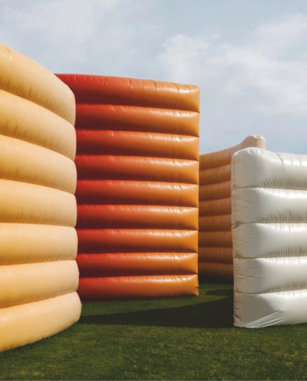 De installatie Maze, een opblaasdoolhof op het kunst- en muziekfestival Coachella (2026). vtwonen Design 08-2026