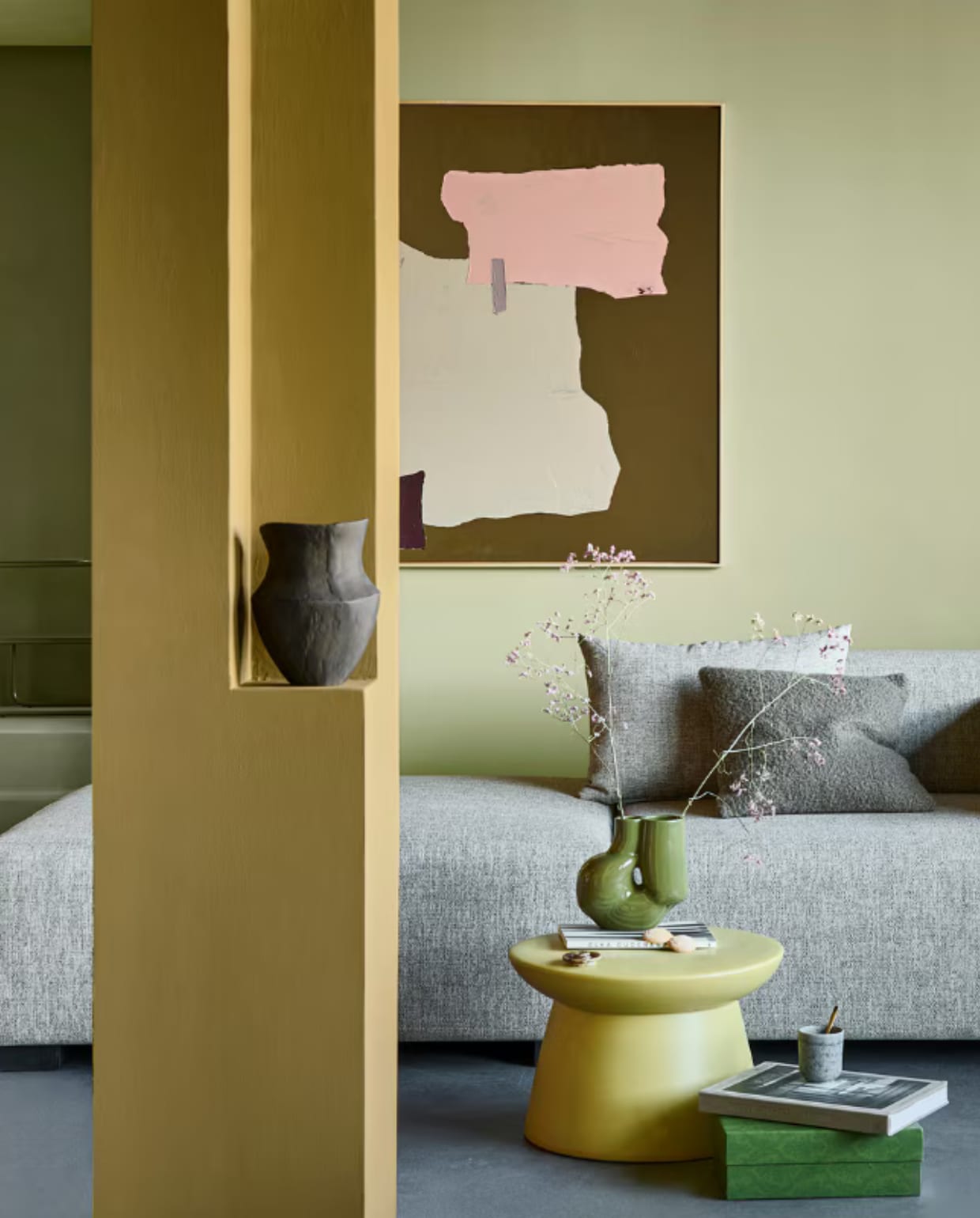 vtwonen collectie verf muurverf. Kolom Forest, achterwand Fennel, trap, plafond, gang en rechterwand Khaki