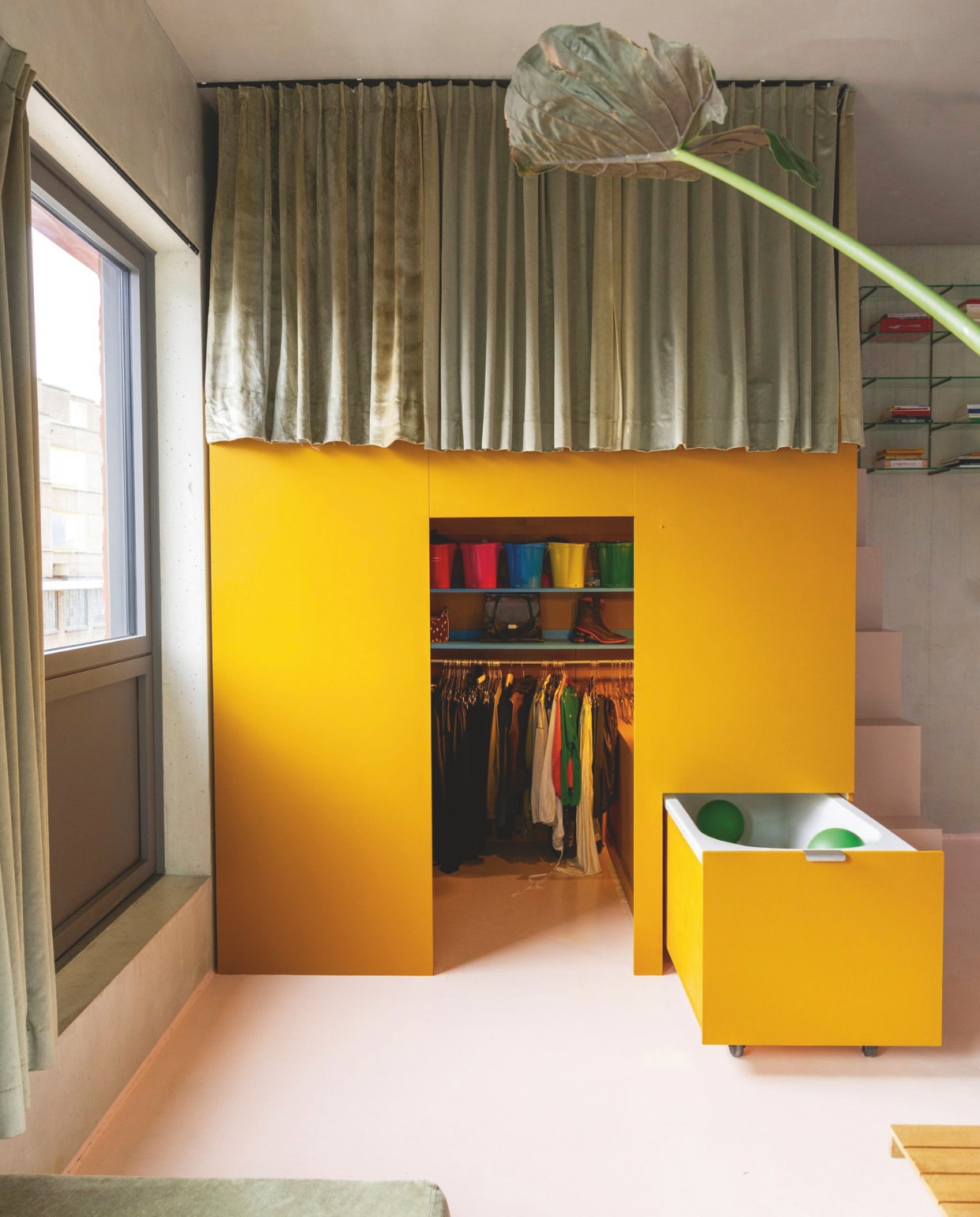 Muurverf zelf gemengd. Bed, kast en gordijnen zelf gemaakt. Vergelijkbare verfkleur als vloer Hex ecc6bf. vtwonen 10-2026 | styling Djolien De Kreij | fotografie Dana van Leeuwen