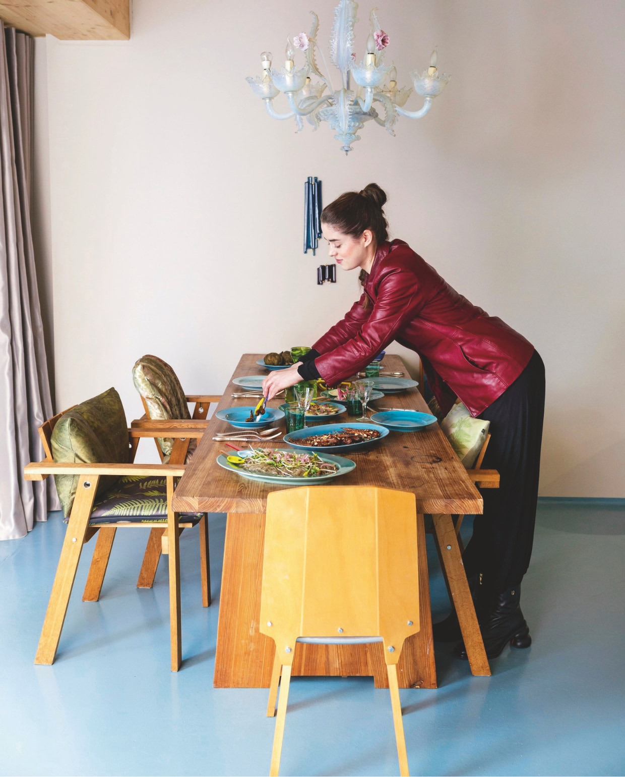 Vloer Paulycote kleur Sikkens Q8.15.55. Eettafel en stoelen Piet Hein Eek. Stoelkussens Chantal Keizer. Kroonluchter Murano. Wandobject Studio Rens. Blauw servies Jeanine Eek-Keizer. vtwonen 10-2026 | styling Djolien De Kreij | fotografie Dana van Leeuwen