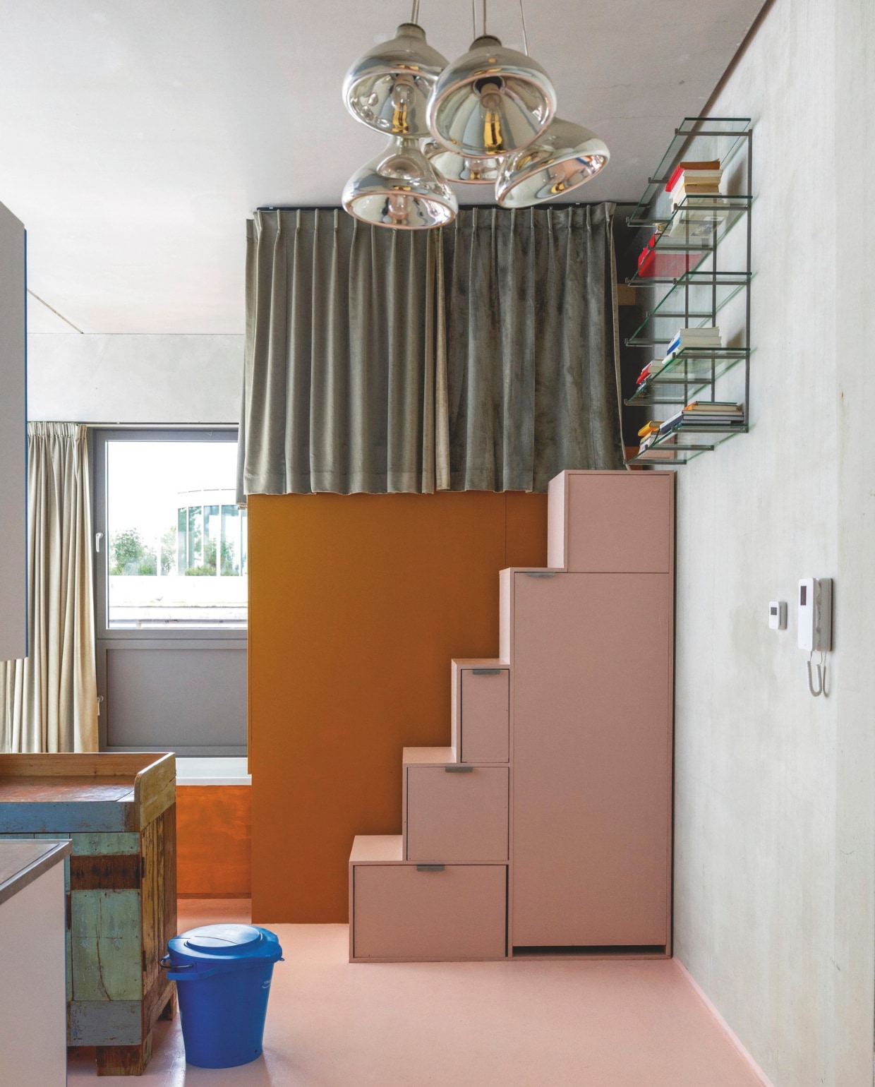 Muur van beton. Kast en gordijnen zelfgemaakt. Wandrek Piet Hein Eek. Hanglamp van oude thermoskannen. Emmer Vikan. vtwonen 10-2026 | styling Djolien De Kreij | fotografie Dana van Leeuwen