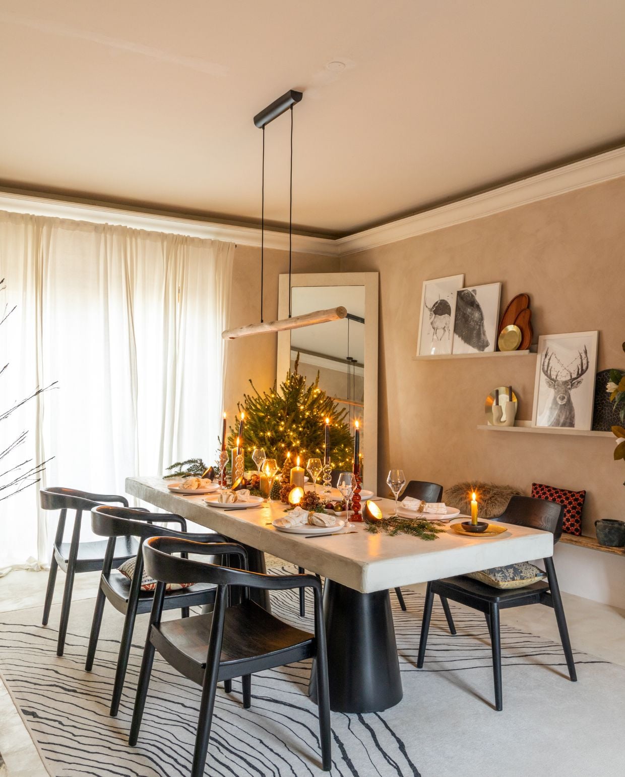 Eettafel gemaakt door Eve, poten Ripaton. Stoelen Rendez-Vous Déco. Vloerkleed Ruggable. Muurverf Palladio van Kalklitir. Gepolijste betonnen vloer in Isatis van Maison Étanche. Hanglamp Lampemesteren. Wandplanken Ikea. Posters Poster Store. Servies, glaswerk en bestek Alinea. Servetringen Un Chat Dans Ma Botte. Servetten Boncoeurs. Kandelaars Fabrique de Styles. Kaarsen Ciergerie des Prémontrés. Kerstornamenten Zara Home. Spiegel tweedehands. vtwonen Kerstspecial 2025 | styling Marie-Maud Levron | fotografie Cecile Perrinet Lhermitte