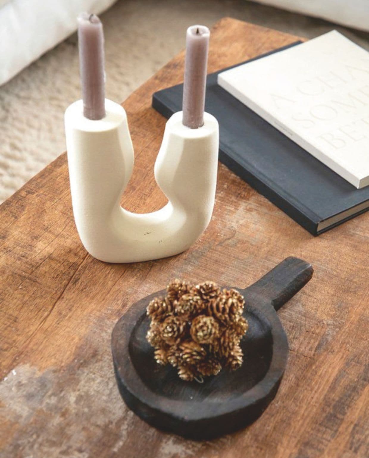 Vloerkleed Decoweb. Salontafel gemaakt door Eve. Kandelaar H&m Home. Kaarsen Ciergerie des Prémontrés. Zwart bakje Atmosphera. vtwonen Kerstspecial 2025 | styling Marie-Maud Levron | fotografie Cecile Perrinet Lhermitte