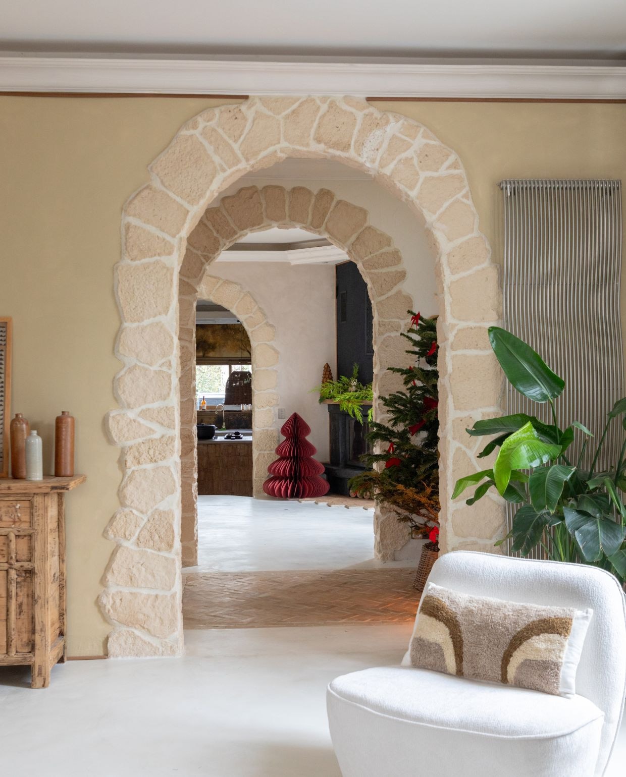 Stoel Atmosphera. Betonnen vloer in Isatis van Maison Étanche. Terracotta vloertegels Maison Zellige. Papieren kerstboom L’Incroyable. vtwonen Kerstspecial 2025 | styling Marie-Maud Levron | fotografie Cecile Perrinet Lhermitte