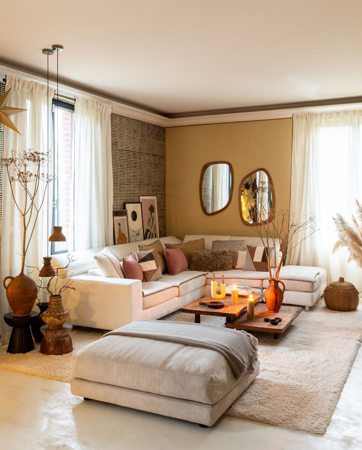 Gepolijste betonnen vloer in Isatis van Maison Étanche. Muurverf Sarrasin van Pure & Paint. Behang Le Monde Sauvage. Bank en hocker Poltronesofà. Kussens Maison de Vacances en La Redoute. Wollen plaid Maison de Vacances. Vloerkleed Decoweb. Spiegels Made in Meubles. Illustraties Gallerix. Gordijnen Easeease Curtains. Hanglampen Boutique Brut. Salontafels gemaakt door Eve, poten van La Fabrique des Pieds. Kandelaars H&m Home. Kaarsen Ciergerie des Prémontrés. Zwarte accessoires Atmosphera en Floraux. Stenen vaas en bijzettafels Leboncoin. Vaas en kruik vlooienmarkt.