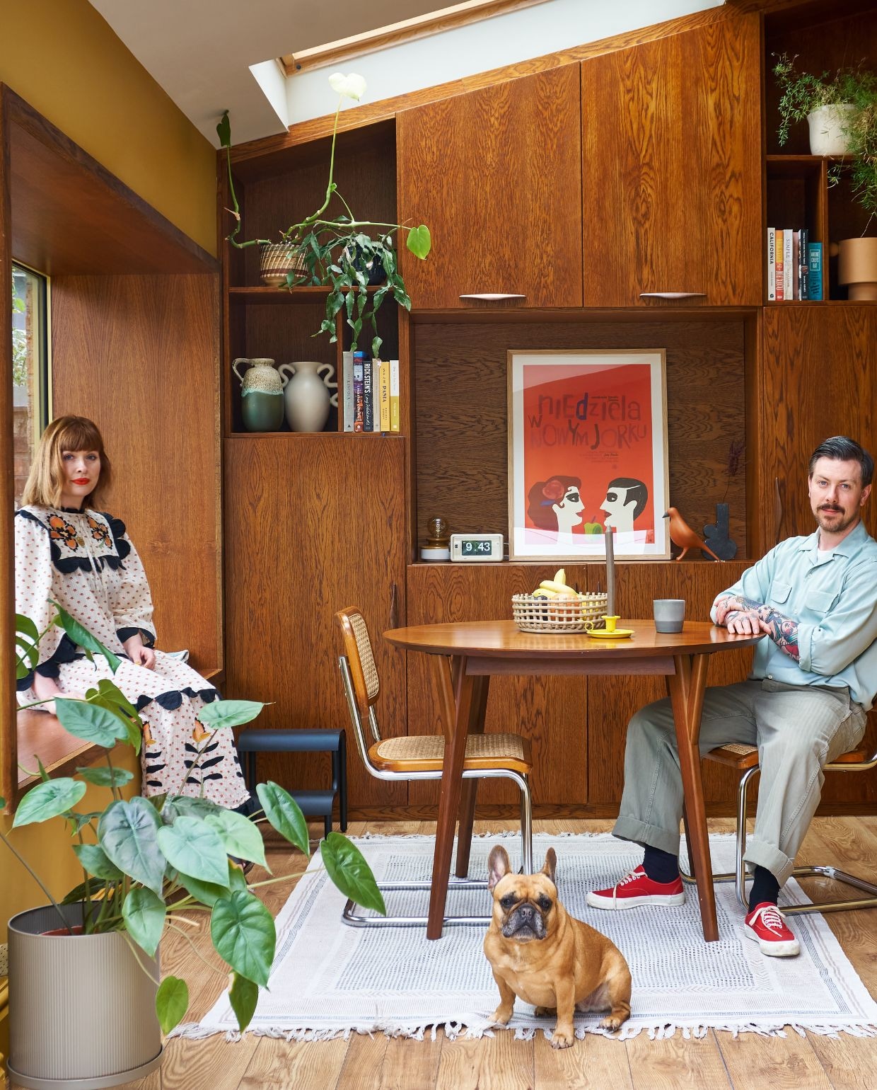Eetkamerstoelen vintage. Kruk en bloempot Ferm Living. Vloerkleed Zara Home. Eettafel West Elm. Op maat gemaakte teakhouten wandkast David March Furniture. Poster van Mucha Ihnatowicz via Projekt 26. vtwonen 11-2024 | fotografie Claire Bingham