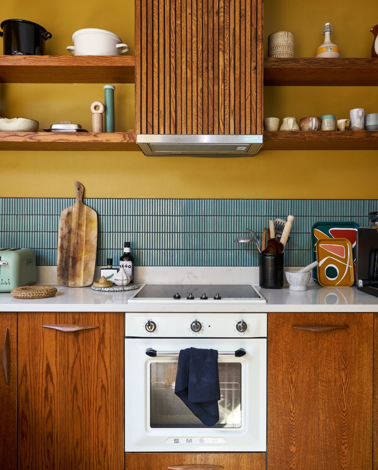 Op maat gemaakte keuken David March Furniture. Vloer- en muurtegels Mosaic Factory. Muurverf India Yellow van Farrow & Ball, poster Object. vtwonen 11-2024 | fotografie Claire Bingham