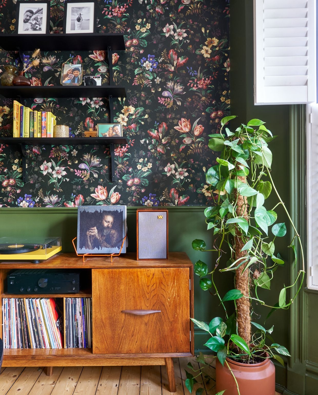 Bloempot, platenspeler en sidetable vintage. Zwarte planken Ferm Living. Accessoires Hübsch, Bloomingville en vintage. vtwonen 11-2024 | fotografie Claire Bingham