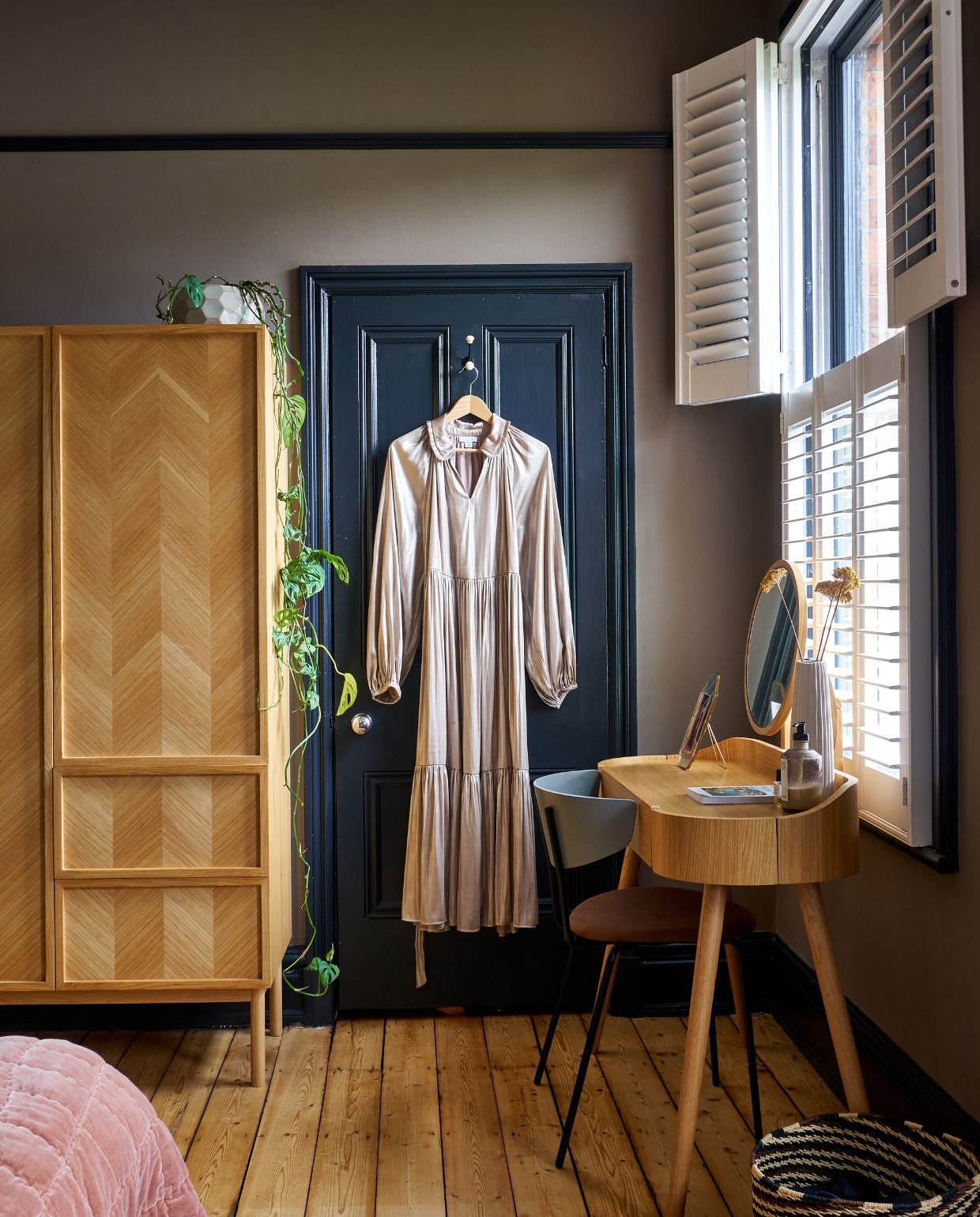 Kast en kaptafel Made. Stoel Ferm Living. Mand Hübsch. Bloempot vintage. vtwonen 11-2024 | fotografie Claire Bingham
