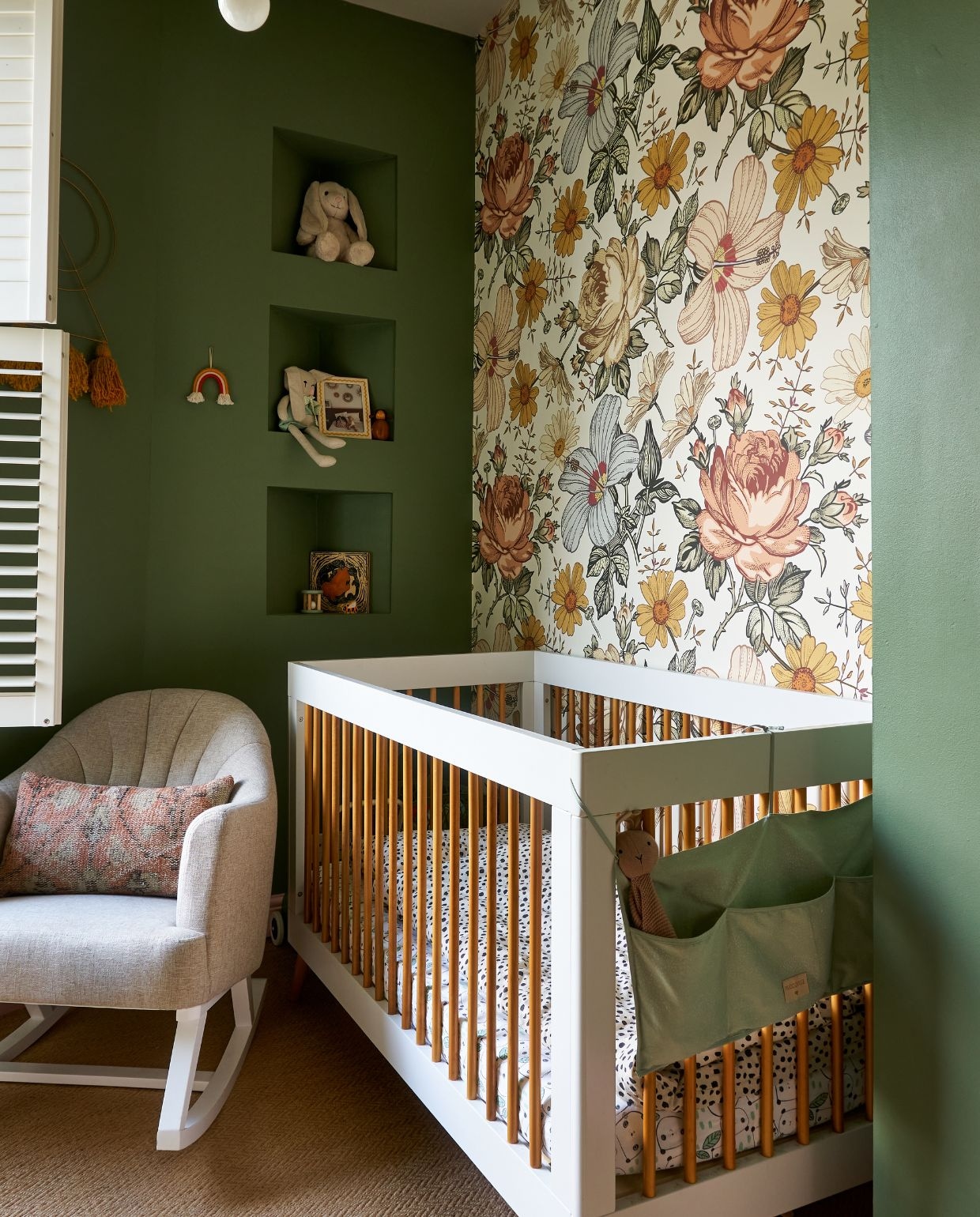 Vergelijkbaar ledikant Maisons du Monde. Fauteuil The Natural Baby Company. Beddengoed H&M Home. Lamp Hübsch. Behang Munks and Me. Muurverf Breakfast Room Green van Farrow & Ball. vtwonen 11-2024 | fotografie Claire Bingham