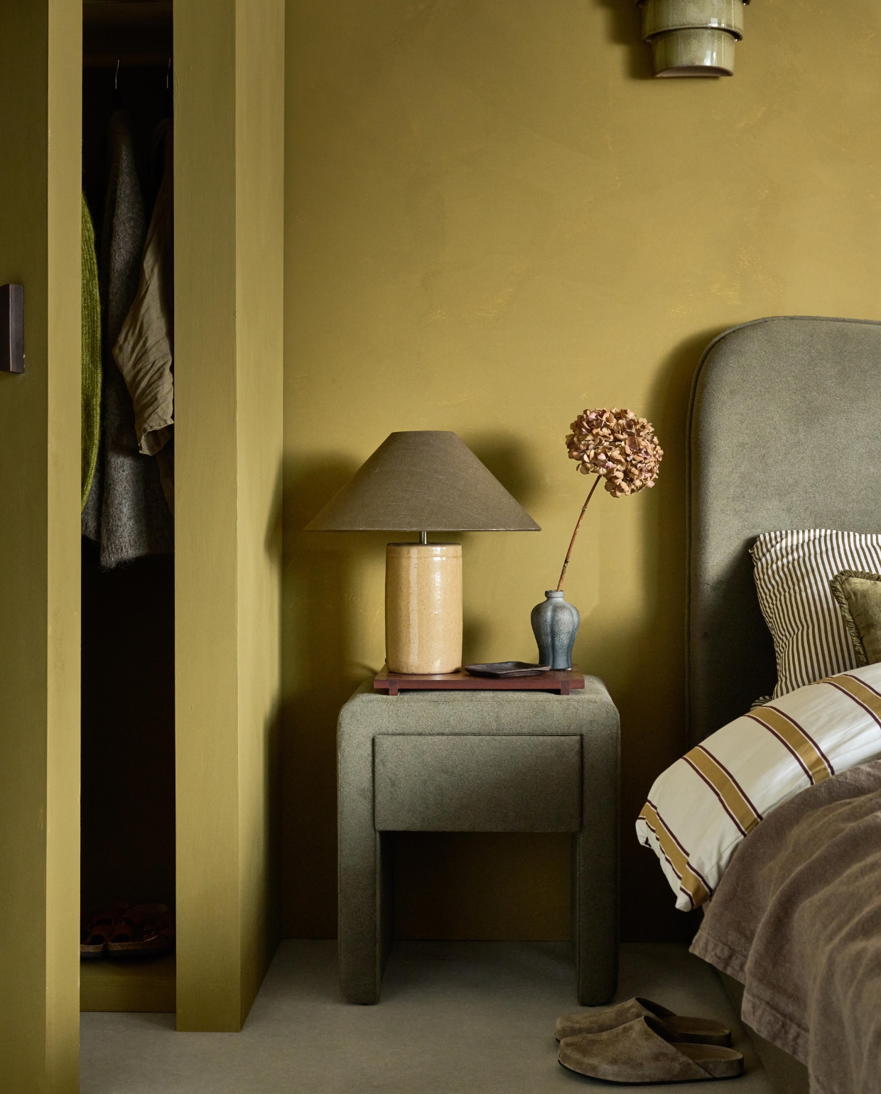 nachtkast Home Soft Curve - by vtwonen fotografie Sjoerd Eickmans | styling Kim van Rossenberg
