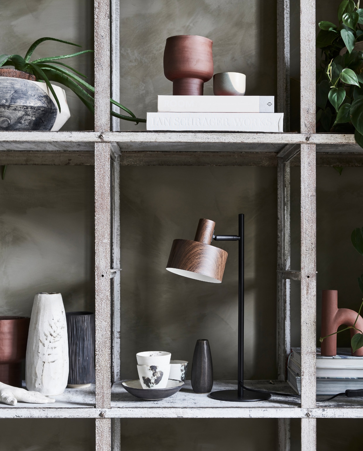 Metalen tafellamp Woody, 16x30x51 cm (hxbxd), exclusief lichtbron € 79,99. styling Marlies Does | fotografie Bart Brussee