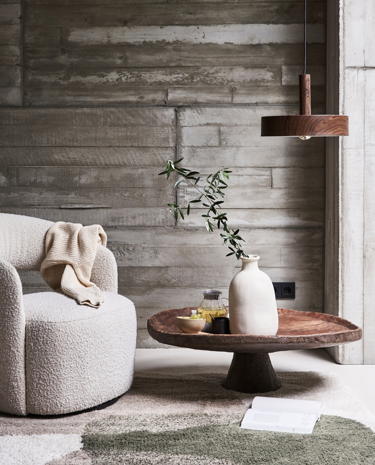 Hanglamp Woody van bruin metaal, 35×8 cm (Øxh) exclusief lichtbron € 99,-, (ook verkrijgbaar in formaat 27×8 (Øxh € 79,99) styling Marlies Does | fotografie Bart Brussee