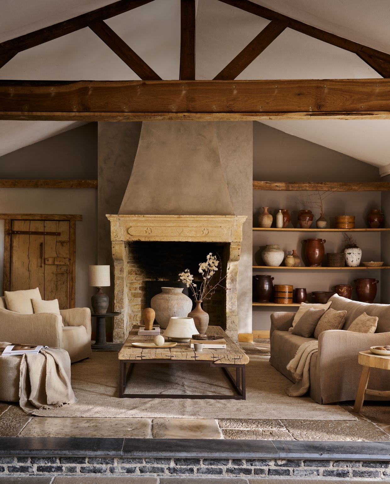 Luksa bank Friso, linnen, taupe, 220x95x85 cm (bxdxh) € 2640,-, fauteuil Friso, linnen, beige, 85x95x85cm (bxdxh) € 987,80, bijzettafel Novan, hout, vergrijsd, 60x50 cm (lxb) € 341,-, vloerkleed Samir, kelim, 350x250 cm (lxb) € 1075,80, kussens Samir kelim € 63,80, plaid Louise, beige, 260x160 cm (lxb) € 275,-, plaid Louise, natural, 180x160 cm (lxb) € 132,-, vaas, antiek Aziatisch, mat aardewerk, lichtbruin, op tafel en op de plank € 63,80, flesvazen, antiek Aziatisch, aardewerk, lichtbruin op plank€ 69,60, waterkruik, lichtgrijs, groot € 151,80, medium € 129,80, olijfpot, Aziatisch, whitewash, op plank € 99,- (luksa.nl). ’t Achterhuis salontafel, oud hout met metalen frame, 265x118x40 cm (lxbxh) € 2238,50, potten, geglazuurd, bruin, vanaf € 96,80, bijzettafel hout€ 423,50, bal € 25,-, pot, tadelakt, crème € 114,95, tafellamp, linnen kap op oude kruik € 344,85, kussen, kelim, wit € 66,-, Bourgondische dallen, prijs op aanvraag (achterhuis.nl). Dutchbone poef Rocca, mdf met polyester, beige, 70x40 cm (Øxh) € 349,- (shop.vtwonen.nl). Marjoke de Heer schaal, keramiek, beige, handgemaakt, flessen, keramiek, wit, prijs op aanvraag (marjokedeheer.com). Prinsheerlijk Antiek hoedenmal, hout € 79,-, tonnen, hout € 95,- (prinsheerlijkantiek.nl).