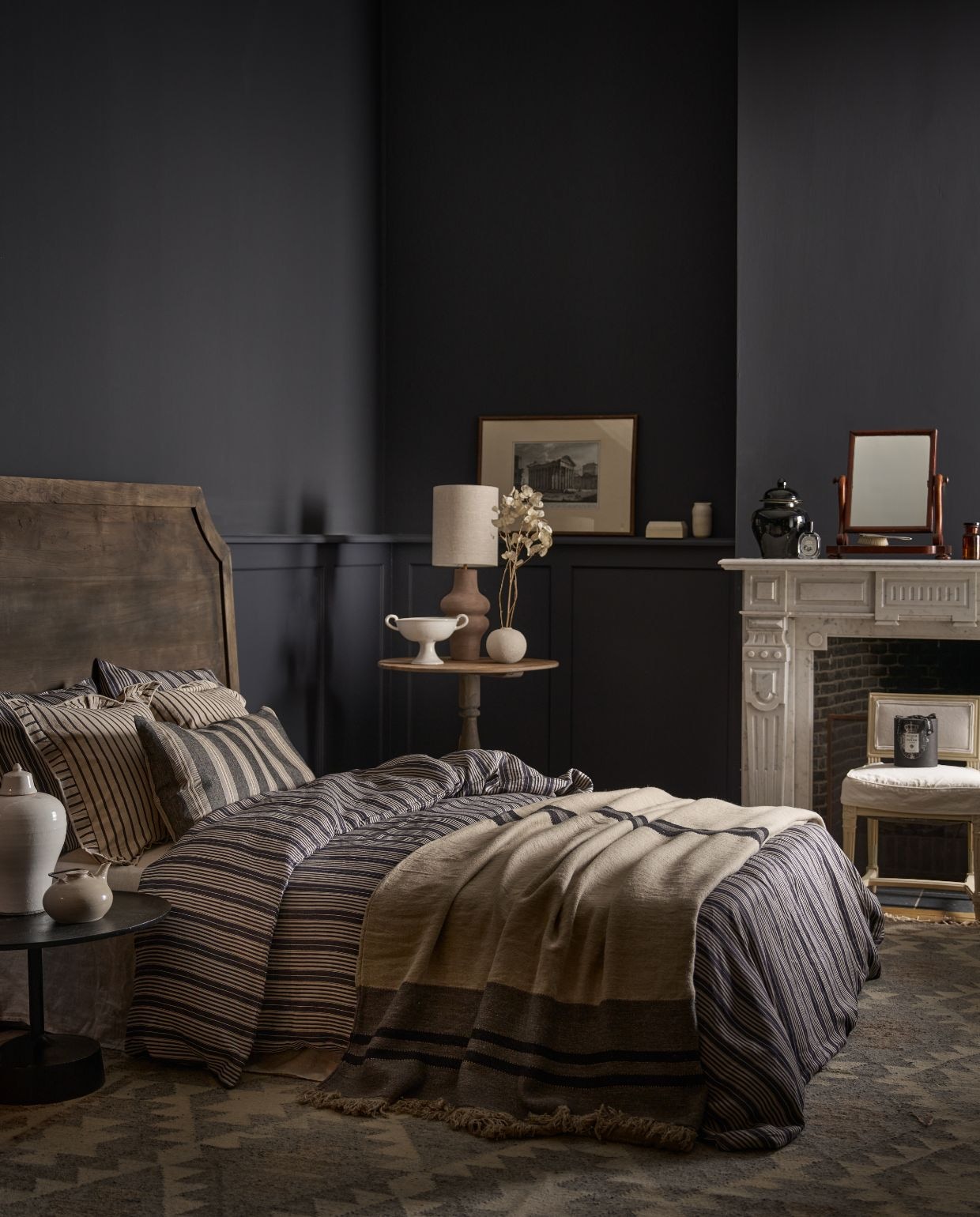Luksa headboard Demy, 190x140 cm (bxh) € 701,80, vloerkleed Maimana Lila, kelim, 350x250 cm (lxb) € 1075,80 (luksa.nl). Libeco dekbedovertrek The Tack Stripe, linnen, vanaf € 342,-, kussenslopen The Tack Stripe, linnen, per stuk vanaf € 81,-, deken Black House Stripe, linnen en wol, charcoal, 280x240 cm (lxb) € 681,-, sierkussen Tahoe Stripe, linnen vanaf  € 74,- (libecohomestore.eu). ’t Achterhuis bijzettafel, zwart, 50x35 cm (Øxh) € 266,20, pot, zwart € 100,-, spiegel € 121,-, tafel, hout, 60x70 cm (Øxh) € 411,40, tafellamp € 272,25, pot, wit € 170,- (achterhuis.nl). Prinsheerlijk Antiek prent in lijst € 475,-, Zweedse stoel € 475,- (prinsheerlijkantiek.nl). H&m Home schaal op voet € 39,99 (hm.com). Overig privébezit. vtwonen Landelijk 10-2026 | styling Cleo Scheulderman | fotografie Jeroen van der Spek