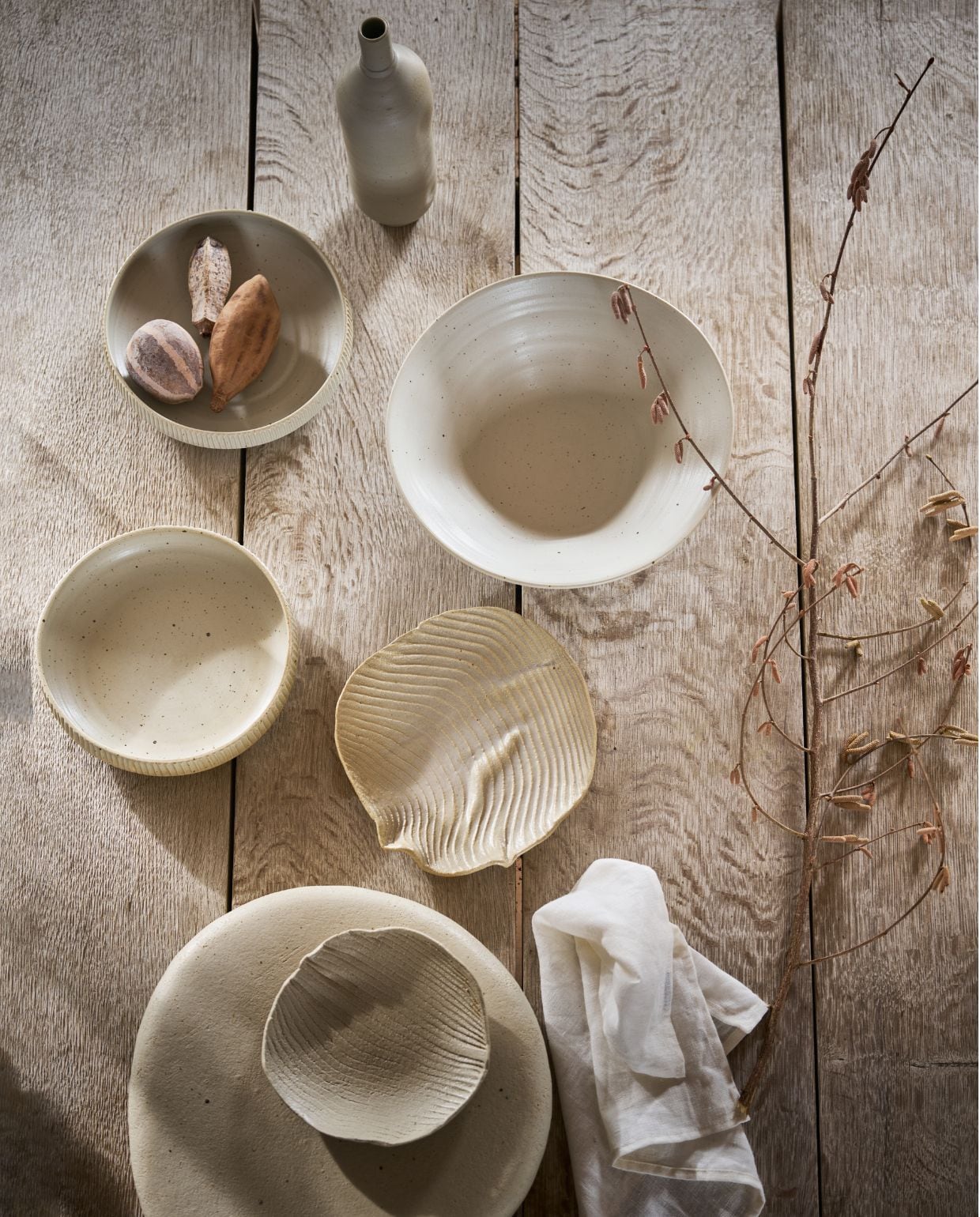 ’t Achterhuis wandkast, crème, 220x40x200 cm (bxdxh) € 2050,95, eettafel op schragen, hout, 400x100x75 cm (lxbxh) € 5142,50, pot, tadelakt, crème € 114,95, bal € 36,30, kruk € 217,80, vaas, op tafel, wit € 272,25, vloerplanken, extra breed Frans eiken, vieux gris, prijs op aanvraag (achterhuis.nl). Mater Design eetkamerstoelen Nestor, eiken en gevlochten papercord, mat gelakt, 57x53x76 cm (bxdxh) € 994,- (materdesign.com). Luksa waterkruik, lichtgrijs, medium € 129,80 (luksa.nl). Marjoke de Heer schalen, op tafel, keramiek, flesvazen, in kast, keramiek, prijs op aanvraag (marjokedeheer.com). H&m Home vaas, met deuk, wit € 29,99, schaal op voet, met oren € 29,99 (hm.com). Zara Home schaal op voet € 39,99, vaas, met ribbels € 59,99 (zarahome.nl). vtwonen Landelijk 10-2026 | styling Cleo Scheulderman | fotografie Jeroen van der Spek