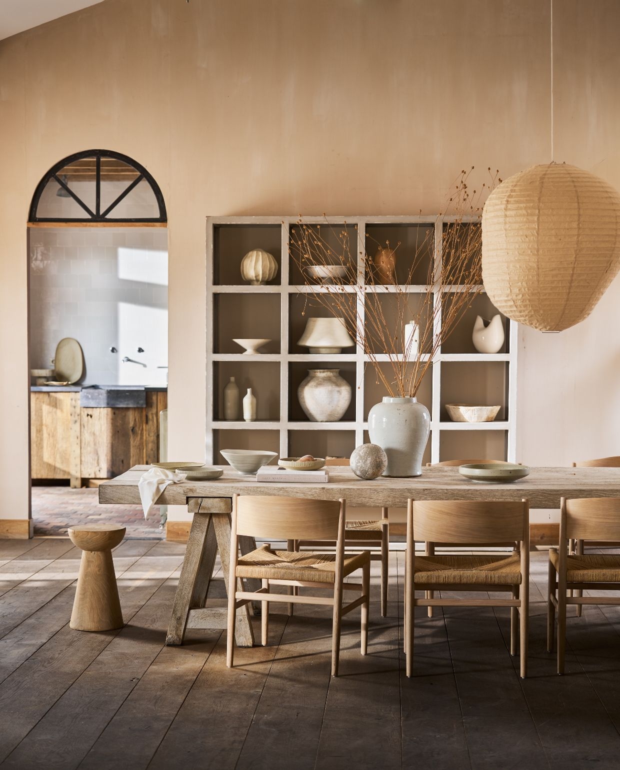 ’t Achterhuis wandkast, crème, 220x40x200 cm (bxdxh) € 2050,95, eettafel op schragen, hout, 400x100x75 cm (lxbxh) € 5142,50, pot, tadelakt, crème € 114,95, bal € 36,30, kruk € 217,80, vaas, op tafel, wit € 272,25, vloerplanken, extra breed Frans eiken, vieux gris, prijs op aanvraag (achterhuis.nl). Mater Design eetkamerstoelen Nestor, eiken en gevlochten papercord, mat gelakt, 57x53x76 cm (bxdxh) € 994,- (materdesign.com). Luksa waterkruik, lichtgrijs, medium € 129,80 (luksa.nl). Marjoke de Heer schalen, op tafel, keramiek, flesvazen, in kast, keramiek, prijs op aanvraag (marjokedeheer.com). H&m Home vaas, met deuk, wit € 29,99, schaal op voet, met oren € 29,99 (hm.com). Zara Home schaal op voet € 39,99, vaas, met ribbels € 59,99 (zarahome.nl). vtwonen Landelijk 10-2026 | styling Cleo Scheulderman | fotografie Jeroen van der Spek