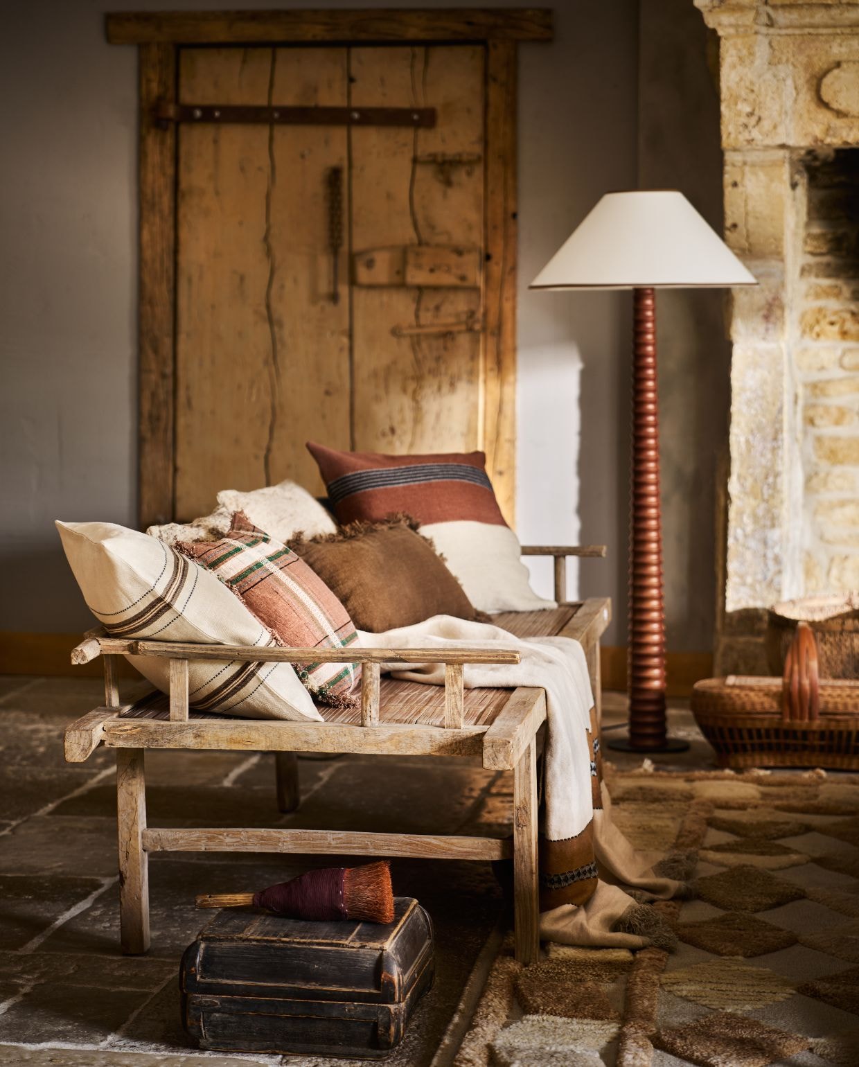 Luksa bank Friso, linnen, taupe, 220x95x85 cm (bxdxh) € 2640,-, kussens Samir, kelim € 63,80, plaid Sana, roestbruin, 170x130 cm (lxb) € 110,-, kussen Arza, roest € 50,60, vaas, antiek Aziatisch, aardewerk, mat lichtbruin € 63,80, rijstmand € 112,50, theepot € 41,80, schaal, oud hout € 107,80, waterkruik, op tafel, lichtgrijs € 55,-, mand, met deksel € 85,80, mand, met hengsel € 121,-, manden, Aziatisch antiek, vanaf € 99,-, schaal op voet, links op plank € 55,-, schaal op voet, rechts op plank, hout € 107,80 (luksa.nl). ’t Achterhuis salontafel, oud hout en metaal, 265x118x40 cm (lxdxh) € 2238,50, potten, geglazuurd, bruin, vanaf € 96,80, Chinees daybed, 190x60x45 cm (lxbxh) € 1149,50, Chinese kist, hout, zwart € 90,75, tafellamp, linnen kap op oude kruik € 344,85, kelim kussen, wit € 66,-, kwast € 55,-, potje, rood € 55,-, pot op tafel, bruin € 108,90, theepot, gietijzer € 145,20 (achterhuis.nl). Dusty Deco vloerkleed Lisboa, wol, multi amber, 300x200 cm (lxb) € 1490,- (dustydeco.com). Dutchbone vloerlamp Horace, eikenhout, bruin, 60x145 cm (Øxh) € 509,-, bijzettafel Cath, mangohout, 46x58 cm (Øxh) € 199,- (shop.vtwonen.nl). Marjoke de Heer flesvaas, keramiek, bruin, prijs op aanvraag (marjokedeheer.com). Libeco sierkussenhoes Rowan, linnen, multi ruit € 99,-, sierkussenhoes Sienna, linnen en wol, bruin € 110,-, sierkussenhoes The Belgian, linnen, naturel met bruine strepen € 91,-, plaid Etienne Stripe, 220x140 cm (lxb) € 396,- (libecohomestores.eu). vtwonen Landelijk 10-2026 | styling Cleo Scheulderman | fotografie Jeroen van der Spek