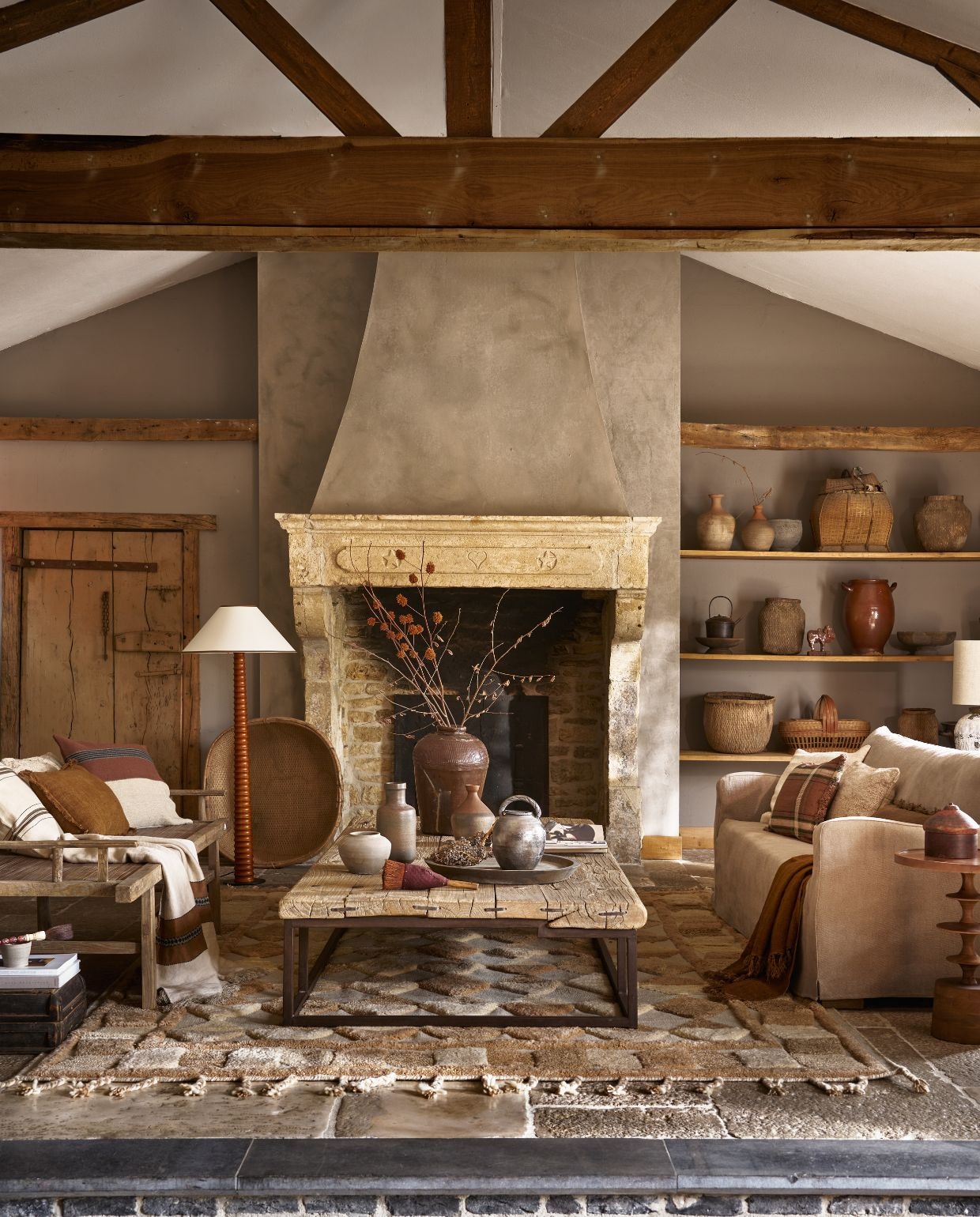 Luksa bank Friso, linnen, taupe, 220x95x85 cm (bxdxh) € 2640,-, kussens Samir, kelim € 63,80, plaid Sana, roestbruin, 170x130 cm (lxb) € 110,-, kussen Arza, roest € 50,60, vaas, antiek Aziatisch, aardewerk, mat lichtbruin € 63,80, rijstmand € 112,50, theepot € 41,80, schaal, oud hout € 107,80, waterkruik, op tafel, lichtgrijs € 55,-, mand, met deksel € 85,80, mand, met hengsel € 121,-, manden, Aziatisch antiek, vanaf € 99,-, schaal op voet, links op plank € 55,-, schaal op voet, rechts op plank, hout € 107,80 (luksa.nl). ’t Achterhuis salontafel, oud hout en metaal, 265x118x40 cm (lxdxh) € 2238,50, potten, geglazuurd, bruin, vanaf € 96,80, Chinees daybed, 190x60x45 cm (lxbxh) € 1149,50, Chinese kist, hout, zwart € 90,75, tafellamp, linnen kap op oude kruik € 344,85, kelim kussen, wit € 66,-, kwast € 55,-, potje, rood € 55,-, pot op tafel, bruin € 108,90, theepot, gietijzer € 145,20 (achterhuis.nl). Dusty Deco vloerkleed Lisboa, wol, multi amber, 300x200 cm (lxb) € 1490,- (dustydeco.com). Dutchbone vloerlamp Horace, eikenhout, bruin, 60x145 cm (Øxh) € 509,-, bijzettafel Cath, mangohout, 46x58 cm (Øxh) € 199,- (shop.vtwonen.nl). Marjoke de Heer flesvaas, keramiek, bruin, prijs op aanvraag (marjokedeheer.com). Libeco sierkussenhoes Rowan, linnen, multi ruit € 99,-, sierkussenhoes Sienna, linnen en wol, bruin € 110,-, sierkussenhoes The Belgian, linnen, naturel met bruine strepen € 91,-, plaid Etienne Stripe, 220x140 cm (lxb) € 396,- (libecohomestores.eu). vtwonen Landelijk 10-2026 | styling Cleo Scheulderman | fotografie Jeroen van der Spek